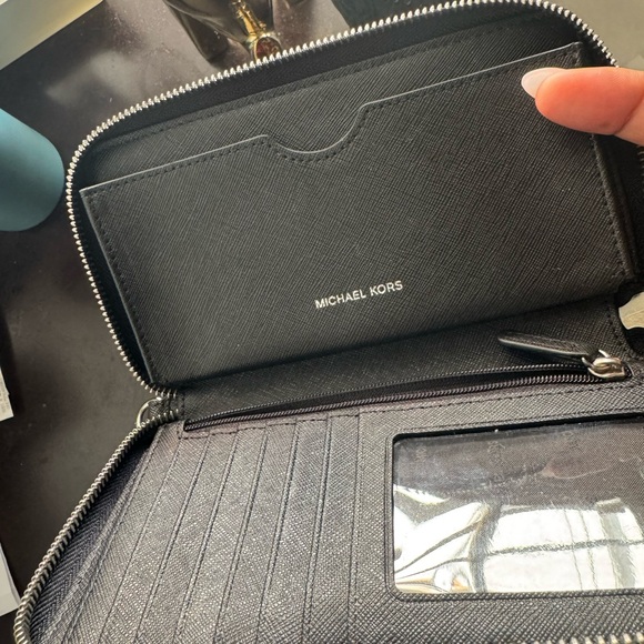 Michael Kors crossbody with wallet - Picture 3 of 4